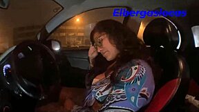 Follando en el auto despu�s de la fiesta con la emoci�n de ser casi descubiertos mientras las personas sal�an de la fiesta ella me empieza a dar sexo oral y nos fuimos al hotel despues de ello