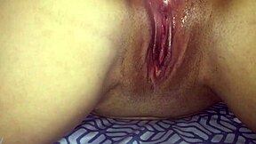 brincando com a buceta e o cuzinho da gostosa de quatro