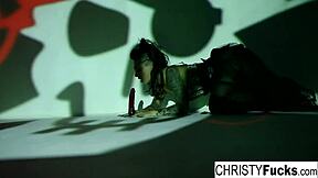 كريستي ماك القرصانة تلعب بطيزها الرهيبة وكسها الضيق الرطب.