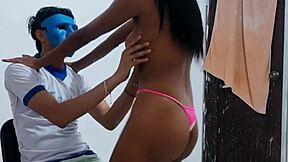 Ten 22-ročný efeminátny muž ma sleduje, ako tancujem ako kurva