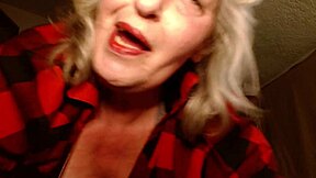 מתעורר את ג'יי ליום הולדתו בתפקיד ובהשפלה מילולית