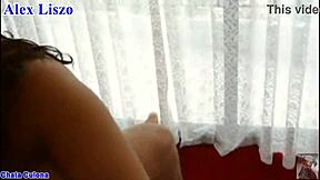 Chata culona clavada en el sillon