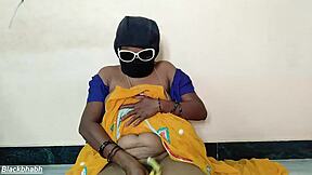 Zuid-Indiase tante neemt grote banaan in kut