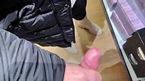 I butikken ga hun en risikabel håndjob med masse spytt på hans store kuk