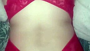 Lingerie vermelha cheia de leite