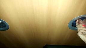 पति अपनी बीवी को स्विंग पार्टी में जीवंत गैदरिंग का मजा लेते हुए रिकॉर्ड करता है, जहाँ वह अजनबियों से ग्लोरी होल पर जुड़ती है