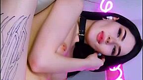 Bukankah superdolls Asia nakal dengan mesin seks dan cum besar itu?