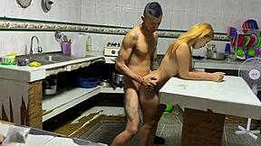 Le doy una buena follada a mi amiga trans en misionero y perrito.