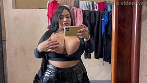 Peguei minha inquilina se masturbano e se tocando no quintal de casa ela disse que estava gravando video porno n�o aguentei e participei