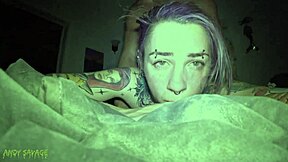 प्रेटी गोथ गर्ल ने पार्टनर के साथ लेट नाइट एनकाउंटर किया