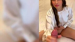 escucha mi vagina siendo follada por mi padrastro de 47 años, el disfruta mucho metiendo su polla de viejo en mi coño