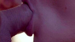 فمي يسيل عندما يكون قضيبه في فمي يمارس الجنس مع فمي