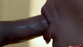 فمي يسيل عندما يكون قضيبه في فمي يمارس الجنس مع فمي