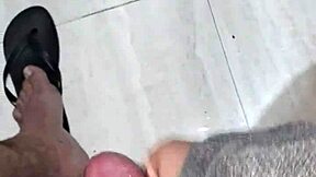 meu mini pau esquentando e gozando sozinho