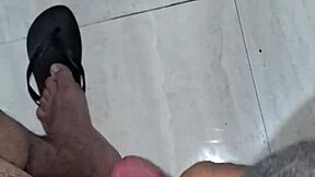 meu mini pau esquentando e gozando sozinho