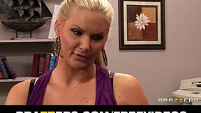 Эй, женатые профессора жестко ебут гибкую студентку в классе