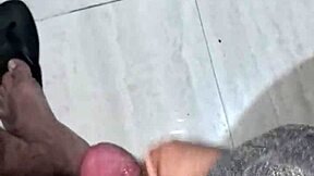 meu mini pau esquentando e gozando sozinho