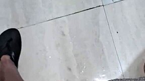 meu mini pau esquentando e gozando sozinho