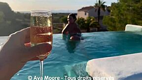 jolie brune gicle partout face aux voisins et suce une grosse queue pour recevoir du sperme sur ses seins