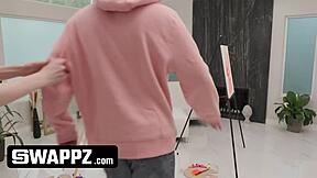 वर्जिन सौतेली बहनें पहली लंड से उत्तेजित, नंगे पेंटिंग के लिए सौतेले भाइयों को स्वैप करतीं