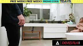 Ujeli pri samozadovoljevanju! Anna Claire Clouds zapeljuje ogromen kurac v divjem kopalniškem pohodu!