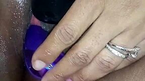 Intenzivna solo igra crne pičke vodi do moćnog orgazma u amaterskoj spavaćici