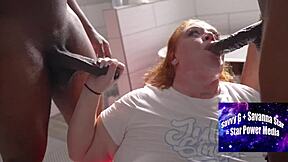 baderomstreff med rødhårede Julie Ginger