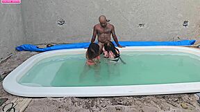 batendo uma na piscina e fudendo duas gostosas com gosada dentro interracial creampie fetish