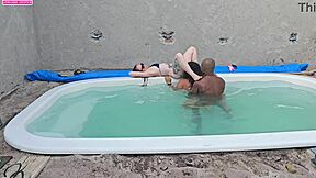 batendo uma na piscina e fudendo duas gostosas com gosada dentro interracial creampie fetish