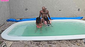 batendo uma na piscina e fudendo duas gostosas com gosada dentro interracial creampie fetish