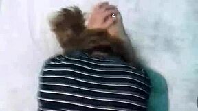 POV Λατίνα milf σκυμμένη doggystyle σε webcam στο μεγάλο κρεβάτι