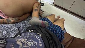 siempre que los adultos se duermen mi hermanastra y yo hacemos esto es normal