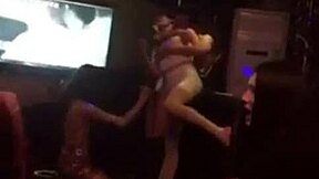 Choi gai trong quan bar