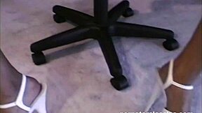 Læge laver grundig skov-undersøgelse