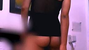 La prima y el primo segundo tienen sexo en la habitaci�n de �l mientras la familia est� en una barbacoa