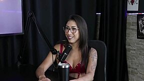 Morena e loira gostosa ficam peladas e tem a buceta chupada depois dela contar que começou por influência de amigos fez ensaio sensual - luciana picchi sheer red