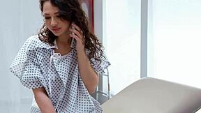 ליז ג'ורדן רואה בחוסר סבלנות את הרופאה המילף החמה אחרי שהבחורה התאננה