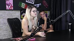 Morena e loira gostosa ficam peladas e tem a buceta chupada depois dela contar que começou por influência de amigos fez ensaio sensual - luciana picchi sheer red