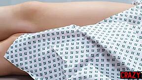 Liz Jordan netrpělivě navštíví sexy milf doktorku po tom, co se holka mazala