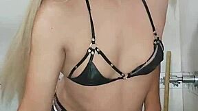 I see the rich transsexual in the bathroom doing hot things