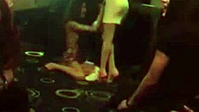 Choi gai trong quan bar