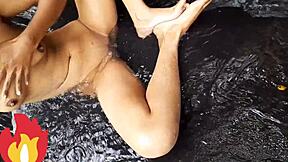 joven tomando un ba�o en el r�o y abriendo su culo para ti