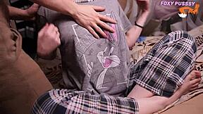 Щекочу скромную девчонку до оргазма с легким BDSM и игрой с сосками 😏