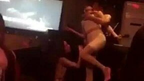 Choi gai trong quan bar