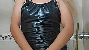 I see the rich transsexual in the bathroom doing hot things