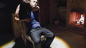 Trepada Selvagem Ao Lado Da Lareira No Chal� Isolado