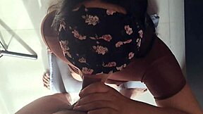 Vietnamesisk tjej levererar intensiv djuphalning blowjob