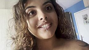 Curvy Amateur Strips Naked for Coffee Chat with Camera