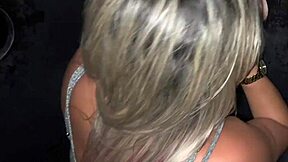 Casada chupando e dando para um dotado no gloryhole da casa de swing enquanto corno assiste