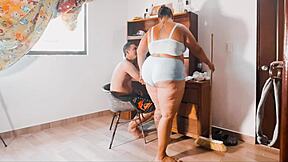 Latina arbejder på kontor med kollega til intimt møde